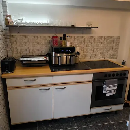 Kleine In Koln-rosrath Mit Garten *